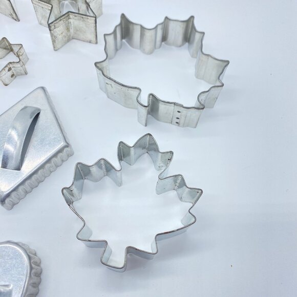 Vtg Mixed Lot Metal Cookie Cutters Maple Leaf Stars Heart Diamond Flower Apple - Picture 3 of 8